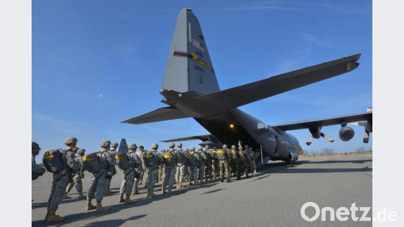 Abflug aus Grafenwöhr? Diese US-Soldaten machen sich auf dem Flugplatz in Grafenwöhr bereit für eine Fallschirmübung. Um die Zukunft der US-Armee in Deutschland gibt es Spekulationen Bild: Markus Rauchenberger