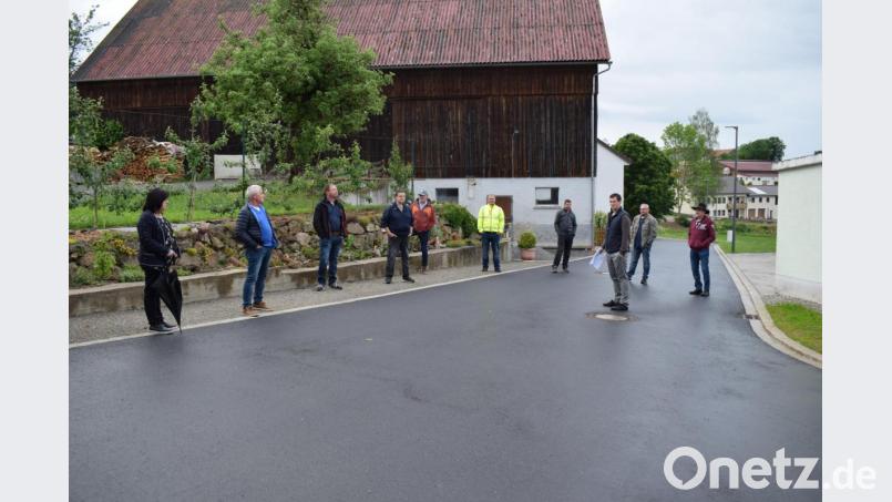 Die Dorferneuerung in Köttlitz steht kurz vor dem Abschluss. Vor Ort machte sich der Gemeinderat ein Bild vom Stand der Maßnahmen. Bild: bnr