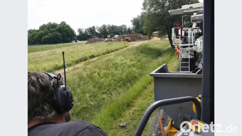 Neue Asphaltdecke auf der B 85 bei Sulzbach-Rosenberg. Bild: Hartl