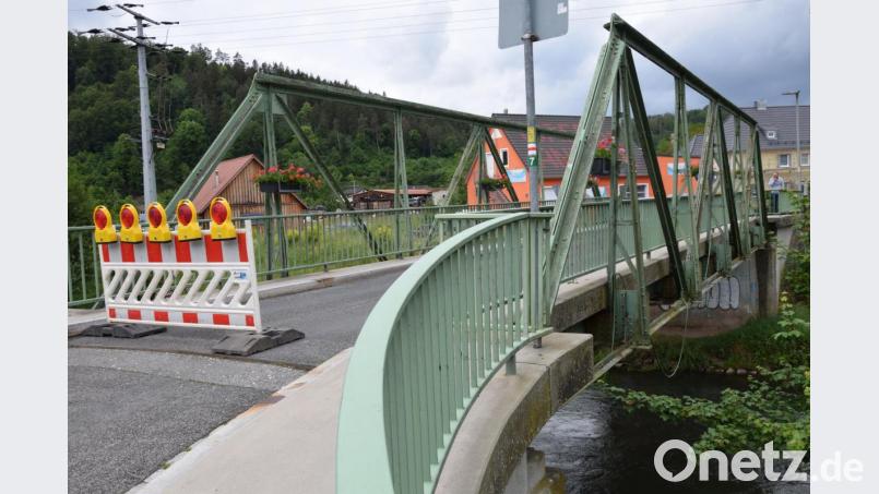 Voraussichtlich bis zum Jahresende 2020 ist die Eiserne Brücke in Schmidmühlen gesperrt. Fußgänger und Radfahrer können sie aber nutzen. Bild: bö