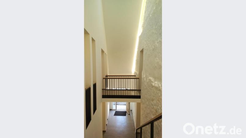 Der Übergang vom Alt- in den Neubau: Alle Wohnungen sind offen und hell gestaltet, zudem barrierefrei. Bild: exb/ Katholisches Wohnungsbau- und Siedlungswerk der Diözese Regensburg