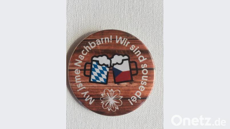 „My jsme sousedé“ – „Wir sind Nachbarn“, war auf den Buttons zu lesen, die an alle Teilnehmer des Picknicks verteilt wurden. Bild: awo