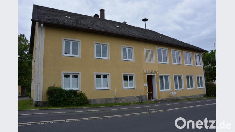 Ziel von Einbrechern wurde am Wochenende das Pechbrunner Rathaus, in dem sich eine Arztpraxis und das Dienstzimmer des Bürgermeisters befindet. Während die Beute in der Praxis mau ausfiel, war sie im Dienstzimmer des Bürgermeisters ergiebiger. Drei Goldene Bürgermedaillen und Bargeld fielen den Dieben in die Hände. Bild: jr