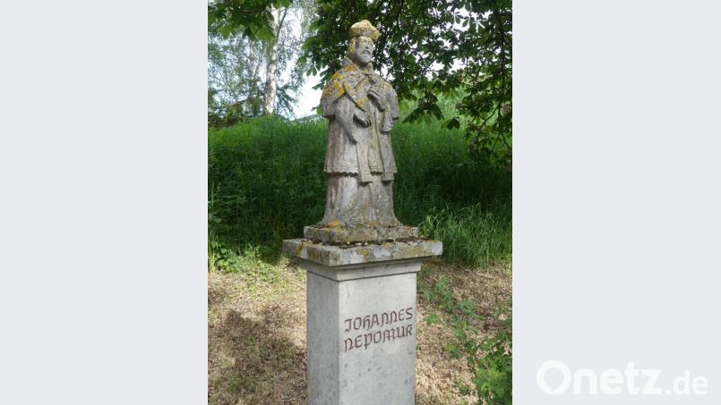 Am Eschenbach-Graben neben der B470-Unterführung steht die Statue des böhmischen Brückenheiligen St. Johannes Nepomuk, dessen Verehrung durch die jahrhundertelangen engen Verbindungen zwischen der Oberpfalz und Böhmen im nordostbayerischen Raum einen hohen Stellenwert hat. Bild: rn