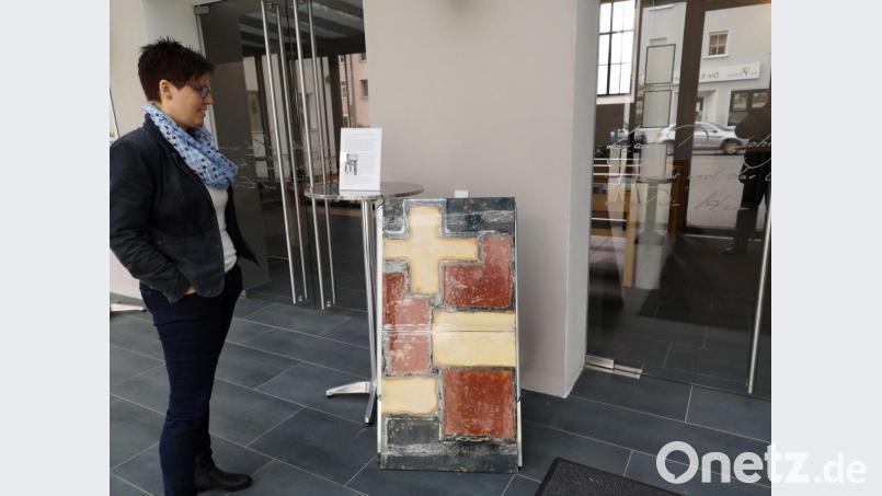 Im Foyer den &quot;neuen&quot; Erlöserkirche stellte Diakon Jürgen Weich farbige Fließen aus, die an der &quot;alten&quot; Erlöserkirche ein ästhetisches Ausrufezeichen gesetzt hatten. Sie waren ein Teil der Keramik-Kunst, die die Besucher früher über dem Eingang empfangen hat. Bild: Thomas Dobler