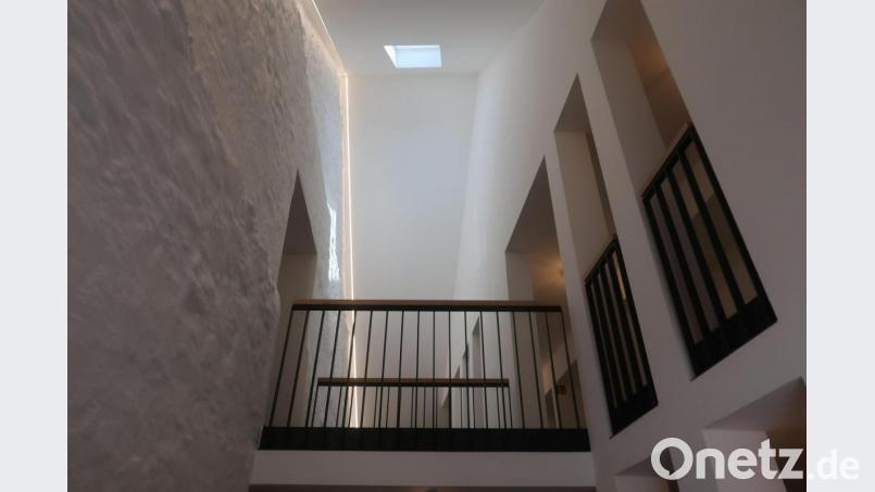 Der Übergang vom Alt- in den Neubau: Alle Wohnungen sind offen und hell gestaltet, zudem barrierefrei. Bild: exb/ Katholisches Wohnungsbau- und Siedlungswerk der Diözese Regensburg