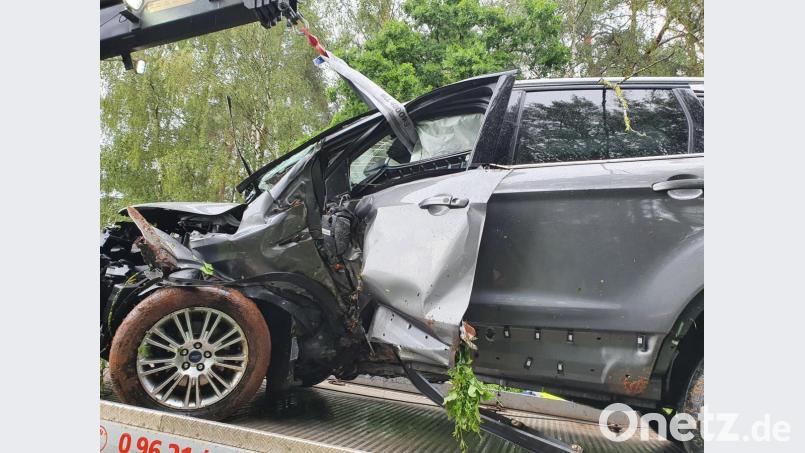 Das Unfallauto wurde komplett demoliert. Die Insassen, ein 62-Jähriger mit seiner 23-jährigen Tochter, blieben nahezu unverletzt und konnte sich selbst aus dem Wrack befreien. Bild: Polizei Sulzbach-Rosenbverg/exb