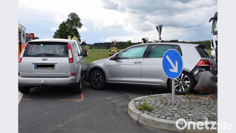 Zwar keine Verletzten, allerdings zwei Autos mit Totalschaden sind die Bilanz eines Verkehrsunfalls am Montagmittag in Tirschenreuth. Bild: szl