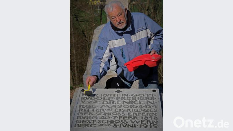 Albert Wildenauer färbte kürzlich die Oberflächen der Aufschrift grau, damit sie leichter gelesen werden kann. Bild: twi