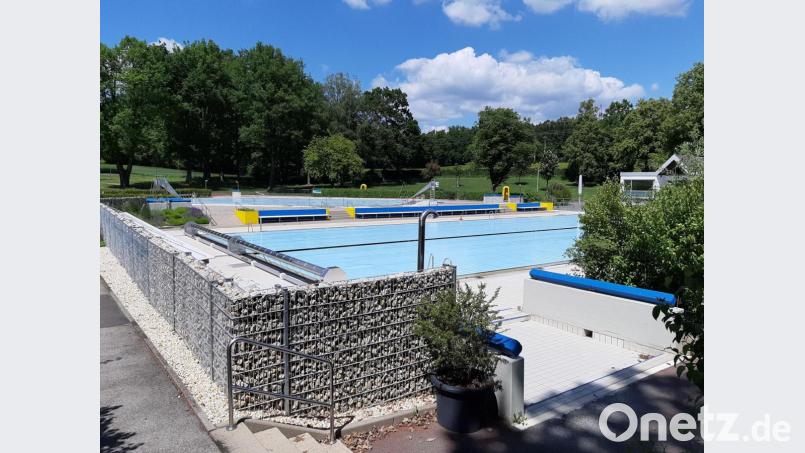 Es wird zwar alles genauso wie in den Vorjahren für die Freibad-Öffnung vorbereitet, aber zur Nutzung dieser beliebten Freizeiteinrichtung müssen aktuell strenge Hygiene- und Sicherheitsmaßnahmen eingehalten werden. Bild: Stadt Sulzbach-Rosenberg/exb