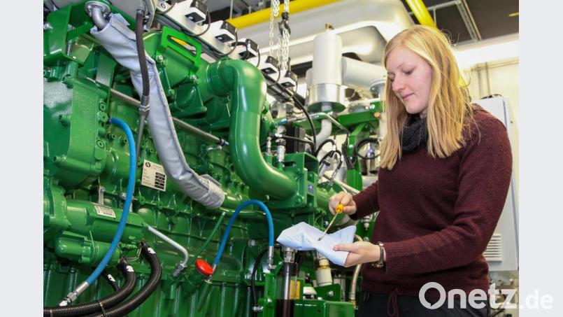 Lehre nah an der Praxis – neben der naturwissenschaftlichen und ingenieurtechnischen Ausbildung lernen Studierende in Laboren an Projekten zum Beispiel im Bereich Kraft-Wärme-Kälte-Kopplung. Bild: OTH Amberg-Weiden
