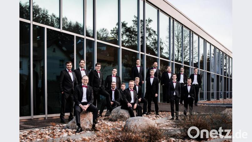Das „Renner Ensemble“ unter der Leitung von Hans Pritschet (in der Mitte auf dem Stein sitzend). Bild: Simon Zaus.