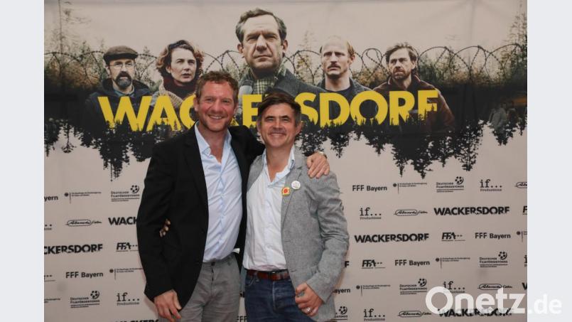 Hauptdarsteller Johannes Zeiler (Hans Schuierer, links) und Regisseur Oliver Haffner vor dem Filmplakat. „Wackersdorf läuft an diesem Freitag ab 20.15 Uhr auf Arte. Bild: Gerhard Götz