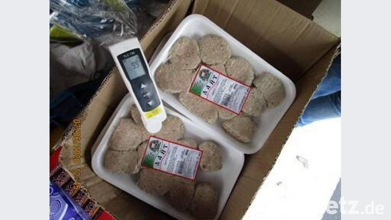 Mit ungekühltem Fleisch war ein Transporter auf der A93 unterwegs. Bild: Grenzpolizei Selb