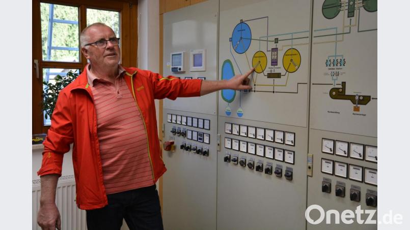 Reinhold Bauer, hier am Schaltschrank, leitet die Kläranlage in Maiersreuth seit der Inbetriebnahme vor 30 Jahren. Bild: jr