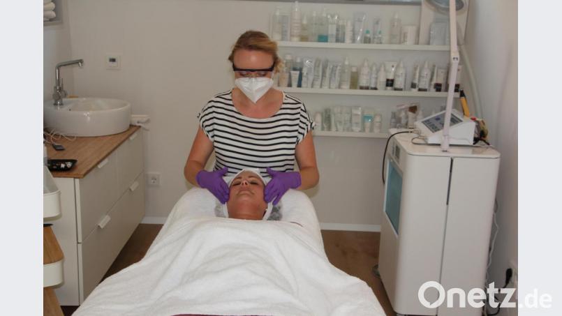 Amelie Jäger achtet in ihrem Studio in Tirschenreuth sehr auf Hygiene. Die 32-Jährige hat eine Gesichtsmaske übergezogen, bevor sie Stefanie Spachtholz mit einer kosmetischen Gesichtsbehandlung verwöhnt. Bild: kro