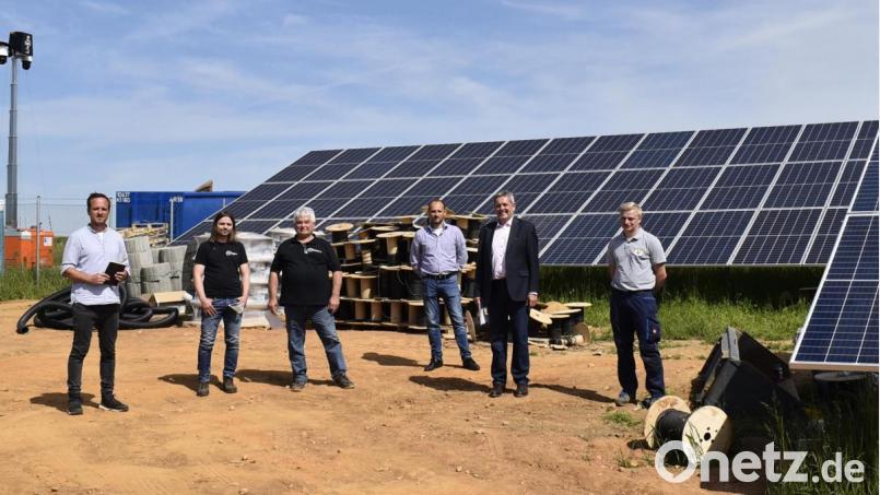 Geschäftsführer Vitus Hinterseher (links) und Grundeigentümer Markus Gmelch, sein Vater Alfred Gmelch und Markus Oßner (Vierter von links) informieren Bürgermeister Neuß und Daniel Proksch von der Max Solar GmbH. Bild: sck