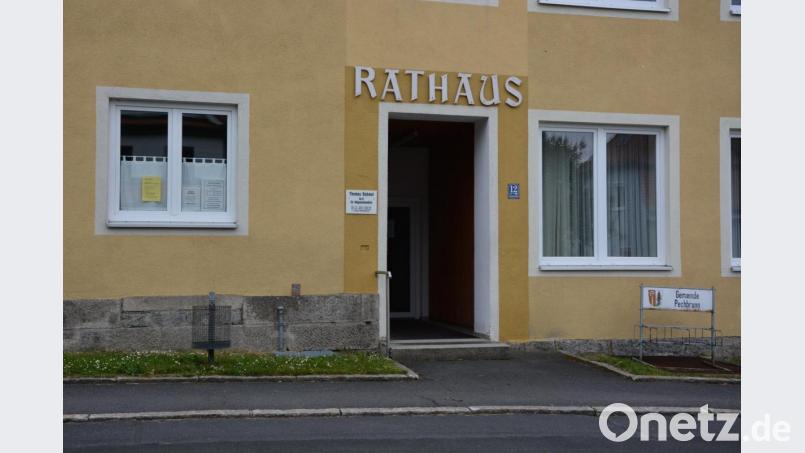 Ziel von Einbrechern wurde am Wochenende das Pechbrunner Rathaus, in dem sich eine Arztpraxis und das Dienstzimmer des Bürgermeisters befindet. Während die Beute in der Praxis mau ausfiel, war sie im Dienstzimmer des Bürgermeisters ergiebiger. Drei Goldene Bürgermedaillen und Bargeld fielen den Dieben in die Hände. Bild: jr