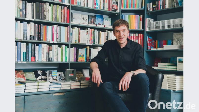Ralf Volkert in seiner Buchhandlung in Sulzbach-Rosenberg. Bild: Michelle Olaya