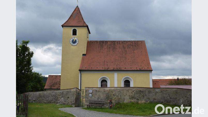 In Reisach ist die Kirchturmuhr defekt. Die Gemeinde unterstützt die Reparatur mit einem Zuschuss. Bild: bnr