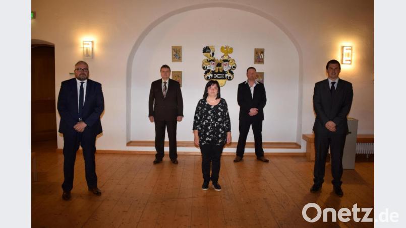 Bürgermeister Martin Schwandner (rechts) vereidigte die vier neuen Gemeinderäte. Es sind dies (von links): Armin Kiener, Markus Lehner, Romana Sandmann und Christian Jäckel. Bild: bnr