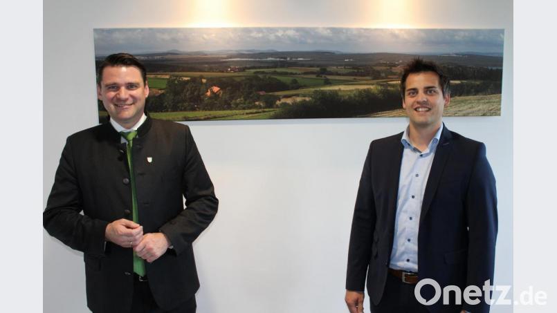 Bürgermeister Rudolf Teplitzky (rechts) stattete Landrat Thomas Ebeling seinen Antrittsbesuch ab. Bild: Landratsamt Schwandorf/exb