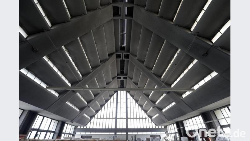 Die aufragende Dachform des Mittelschiffs als Markenzeichen des Industriebaus am Bergsteig: Schon in den 1960er-Jahren war vom Gropius-Zelt die Rede – und auch schon von der Glaskathedrale. Bild: Wolfgang Steinbacher