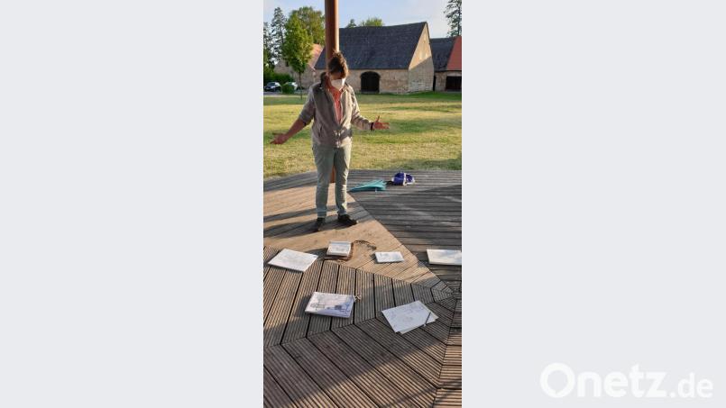 Recht zufrieden war Susanne Vonhoff mit den "Urban Sketching"-Zeichnungen der Teilnehmer. Bild: jzk