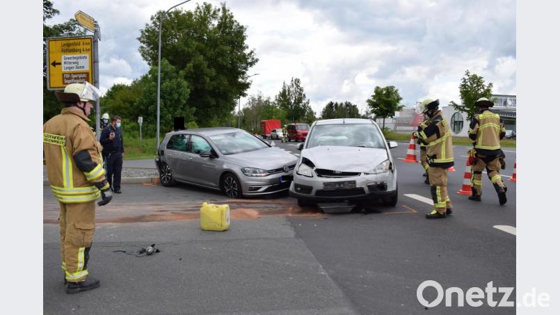 Zwar keine Verletzten, allerdings zwei Autos mit Totalschaden sind die Bilanz eines Verkehrsunfalls am Montagmittag in der Äußeren Regensburger Straße in Tirschenreuth. Bild: szl