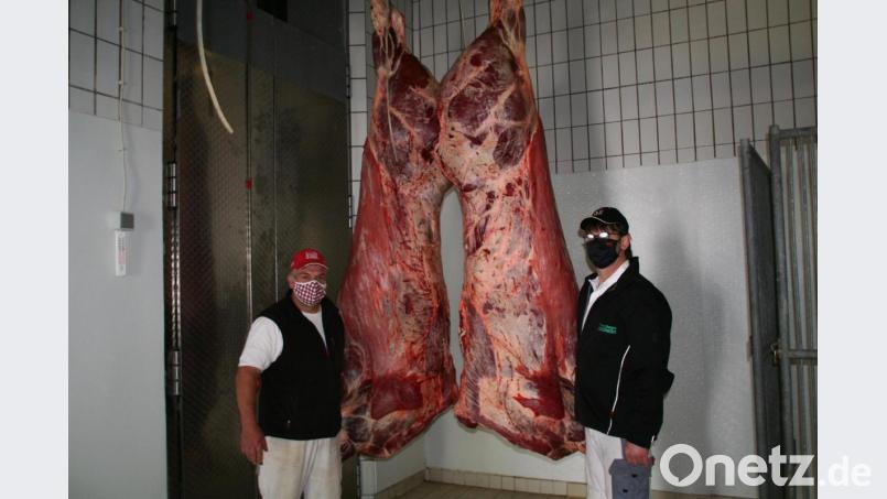 Die Metzgermeister Matthias Siller (links) und Martin Zeitlhofer mit einem geschlachteten Bullen im Schlachthof. Bild: fpoz