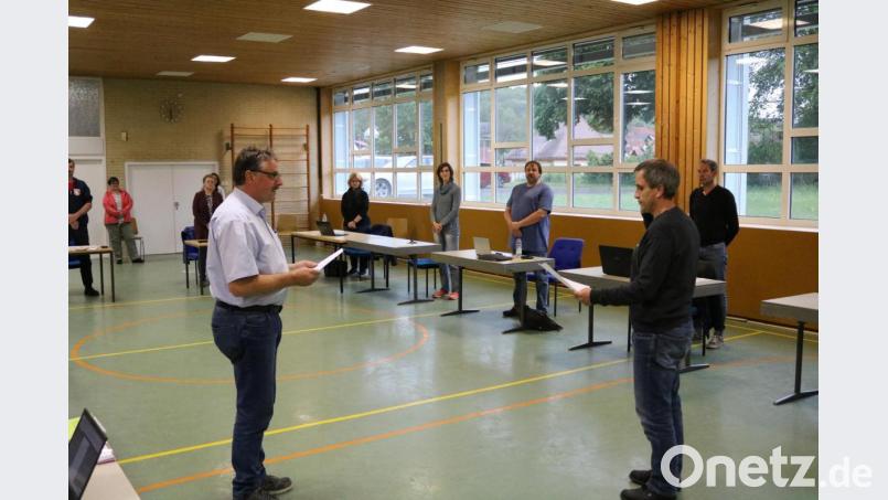 Bürgermeister Hermann Mertel (links) vereidigt den neuen Gemeinderat Horst Sommer. Bild: lei
