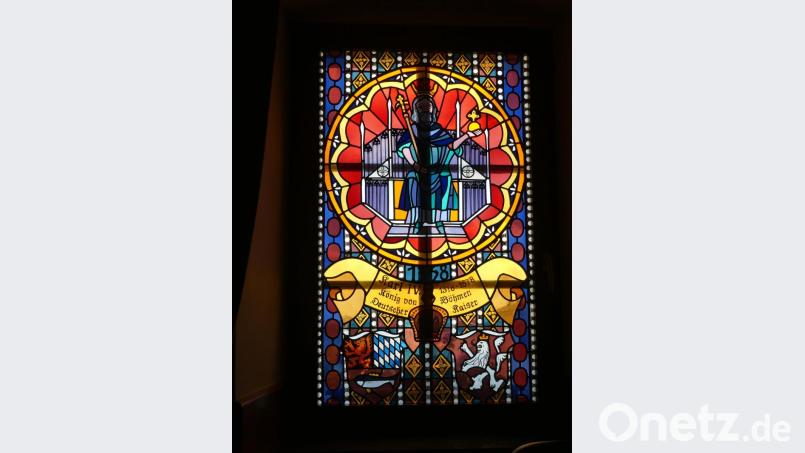 Ein von Ludwig Höller geschaffenes Fenster des Sitzungssaales im Eschenbacher Rathaus erinnert an die Stadterhebung durch Karl IV. Bild: rn