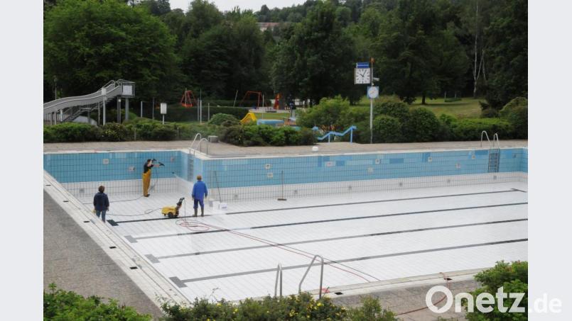 Bademeister Hubert Rewitzer strahlt mit Dampf die Seitenwände des Schwimmerbeckens ab. Vielleicht noch eine Vorsorgemaßnahme, um eine mögliches Ja des Stadtrats zur Öffnung auch umgehend umsetzen zu können. Bild: bey