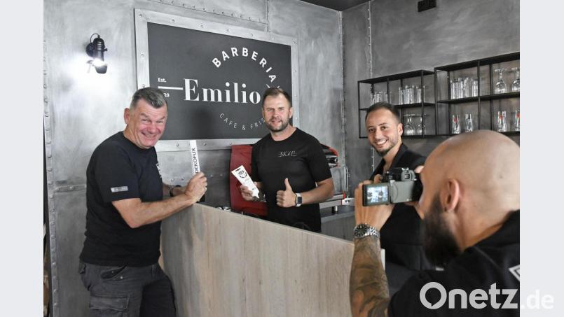 Heimwerker-Experte Mark Kühler (links) in der "Emilio Barberia": Dort zeigt er wie man den industriellen Look mit Nieten oder Muttern (im Hintergrund) an die Wand zaubert. Besitzer Emilio Bruner (Zweiter von rechts) freut sich über den Besuch. Bild: Petra Hartl