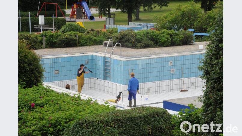 Bademeister Hubert Rewitzer strahlt mit Dampf die Seitenwände des Schwimmerbeckens ab. Vielleicht noch eine Vorsorgemaßnahme, um eine mögliches Ja des Stadtrats zur Öffnung auch umgehend umsetzen zu können. Bild: bey
