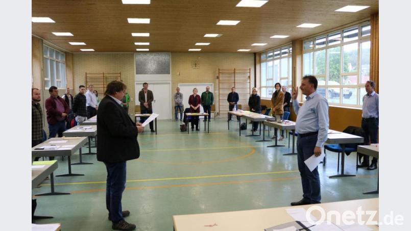 Das älteste Gemeinderatsmitglied Joachim Iwanek vereidigte Bürgermeister Hermann Mertel. Bild: Jürgen Leißner/exb