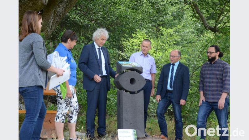 Eine Stele steht an einem markanten Platz unter einer uralten Buche bei Friedenfels. Bild: Benkhardt