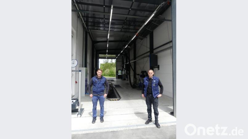 Stationsleiter Thomas Pfreundtner und Sachverständiger Timo Neumann erwarten Kfz-Halter in der neuen Eschenbacher TÜV-Halle. Bild: rn