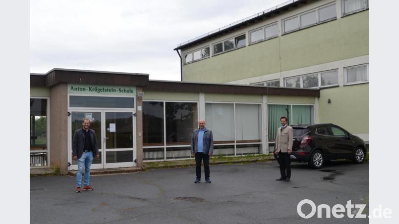 Bei einer Besichtigung des alten Schulhauses erklären die Bürgermeister Gerhard List und Adrian Blödt dem Landtagsabgeordneten Stephan Oetzinger die Ideen für das neue Bürgerhaus. Bild: pgn