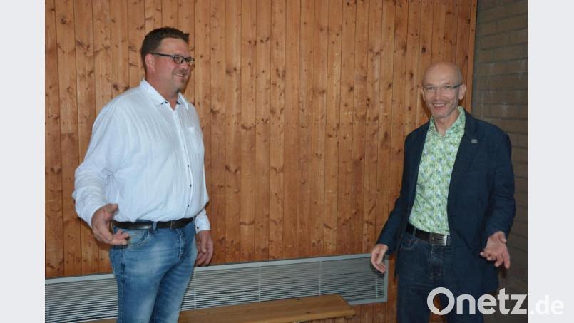 Städteplaner Bernhard Bartsch (rechts) stellte den Pechbrunner Gemeinderäten die drei verschiedenen Varianten für den Bebauungsplan vor. Bürgermeister Stephan Schübel (links) und der Gemeinderat entschieden sich einstimmig für die wirtschaftlichste Variante. Bild: jr