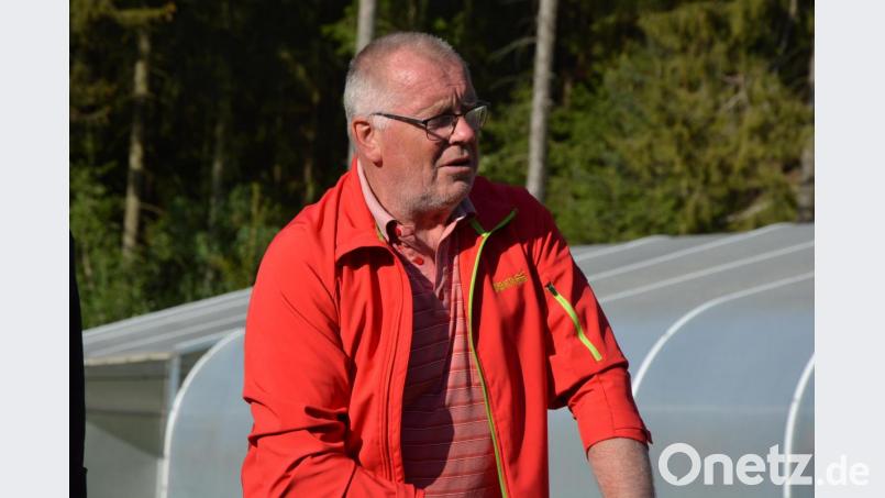 Klärwärter Reinhold Bauer führte die Besucher mit Elan durch die Anlage. Bild: jr