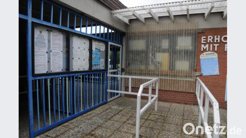 Der Kassenschalter im Pleysteiner Freibad ist noch winterfest verschlossen. Ob das so bleibt, entscheidet sich am Dienstagabend in der Stadtratssitzung. Die Anfragen potentieller Urlauber gehen vor allem Richtung Freibad und dessen mögliche Öffnung. Bild: bey