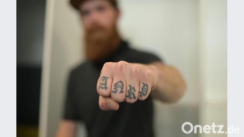 Andreas Hampl trägt an vier Fingern der linken Hand vier Anfangsbuchstaben seiner Familie: A für Andreas; N für Nicole, seine Schwester; R für Radka, seine Mutter und P für Peter, den Vater. Bild: ref