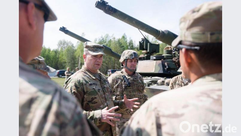 Generalleutnant Frederick „Ben“ Hodges unterhält sich mit Soldaten der 3. US-Infanteriedivision. Die Männer und Frauen nahmen am Militärwettbewerb „Strong Europe Tank Challenge (SETC)“ im Mai 2016 teil. Dass damals die Soldaten vom Gebirgspanzerbataillon 8 aus Pfreimd gewannen nahm Hodges sportlich. Archivbild: Spc. Elliott Banks
