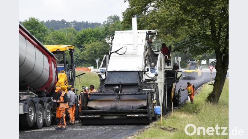 Voller Einsatz bei der Erneuerung der Asphaltdecke zwischen Kreuz und Bereitschaftspolizei. Bild: Petra Hartl