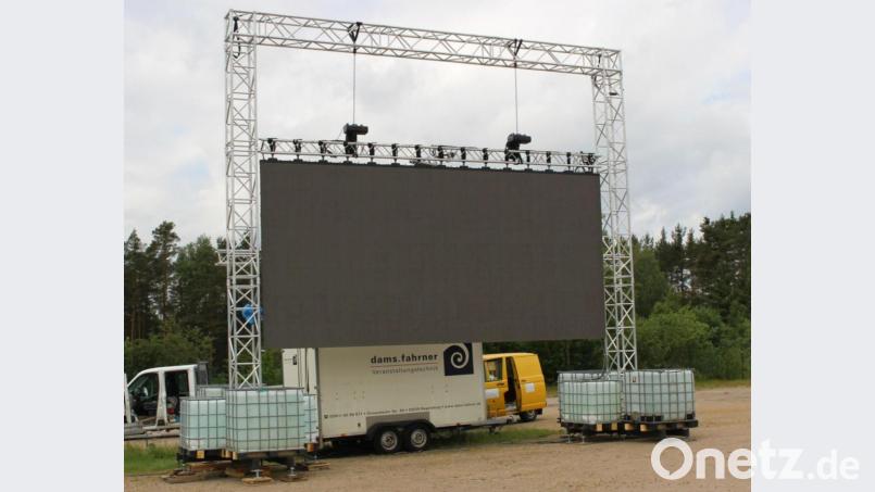 Auf der neu installierten LED-Leinwand zeigt das Autokino Wackersdorf tagsüber Kinder- und Familienfilme. Bild: Michael Weiß, VG Wackersdorf/exb