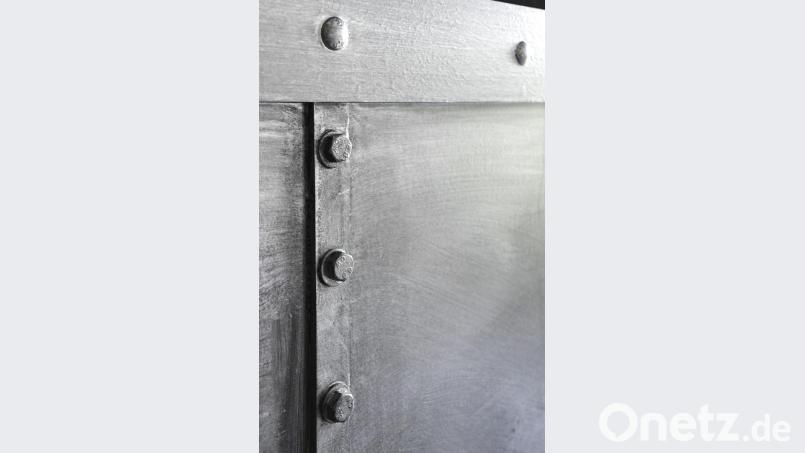 So sieht das Endergebnis in der "Emilio Barberia" aus: Muttern und Nieten aus Beton erzeugen mit einer Silberlasur den Eindruck von Metallplatten an der Wand, wie man sie sonst in Fabriken findet. Bild: Petra Hartl