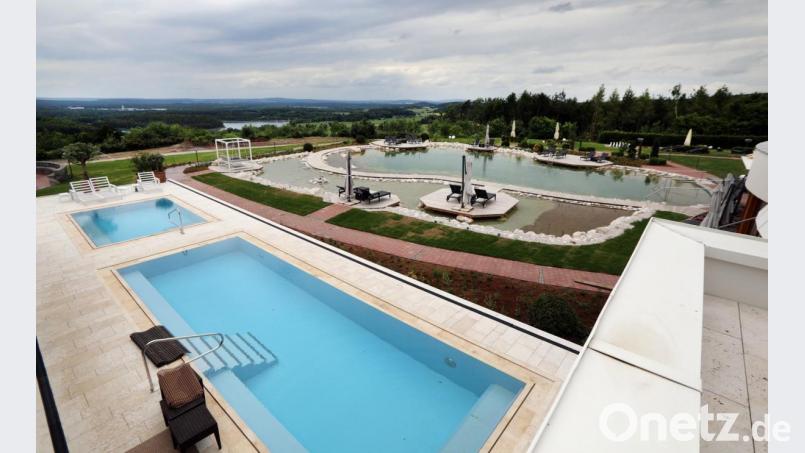 Freibäder tun sich noch schwer mit der Wiedereröffnung. Das Landhotel &quot;Birkenhof&quot; in Hofenstetten wagt am Mittwoch den Sprung ins nur teilweise kalte Wasser - zumindest im Außenbereich. Bild: GERHARD GOETZ