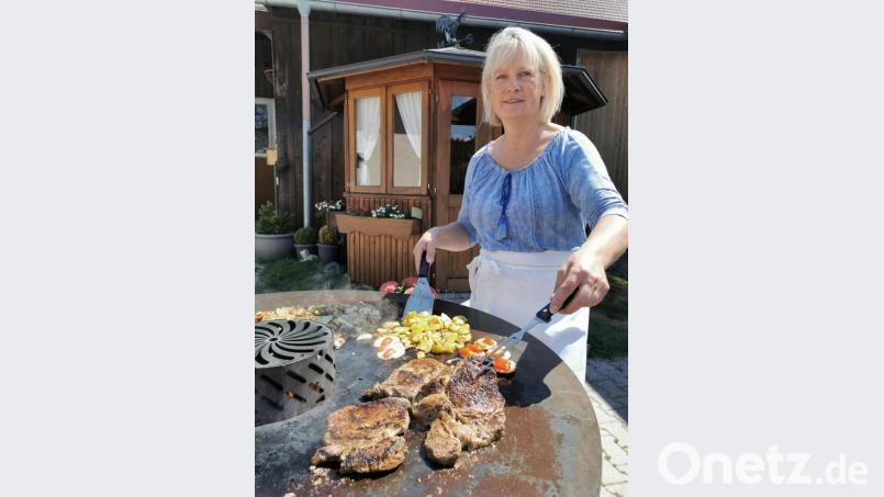 Bei Josefine Kick ist Grillen nicht Männersache. Bild: exb/Bayerischer Bauernverband