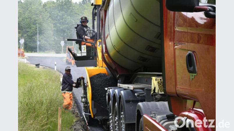 Neue Asphaltdecke auf der B 85 bei Sulzbach-Rosenberg. Bild: Petra Hartl